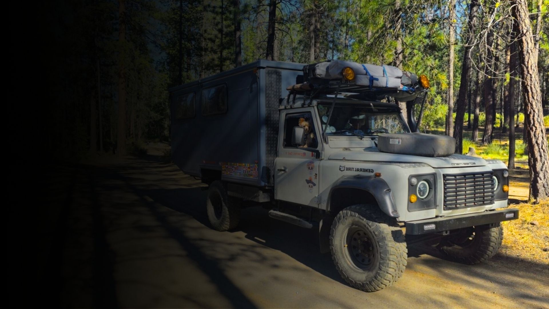 Land Rover Defender en overland avec suspension oléopneumatique Nimbus