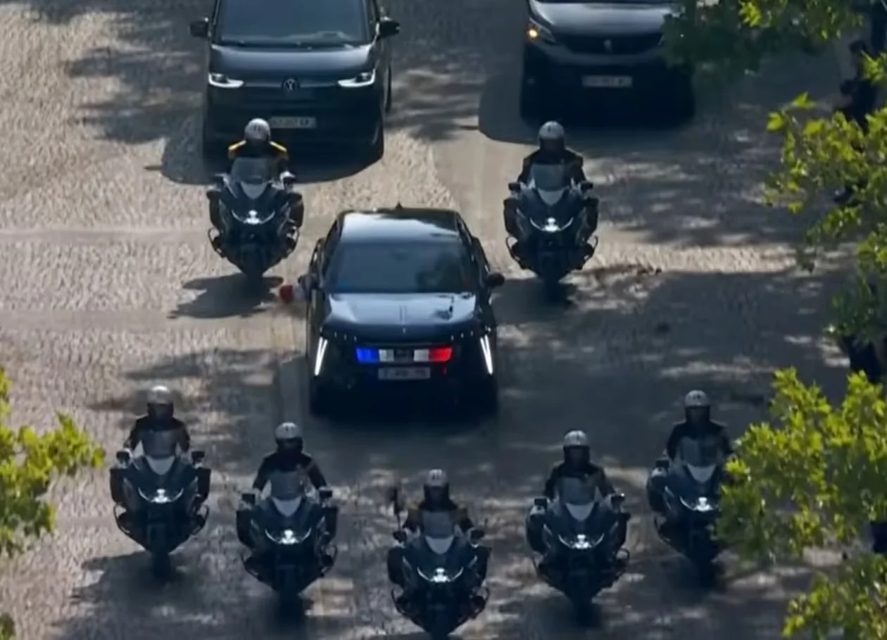 La DS N°7 ÉLYSÉE sur les Champs-Élysées le 14 juillet, entourée de son escorte de motards