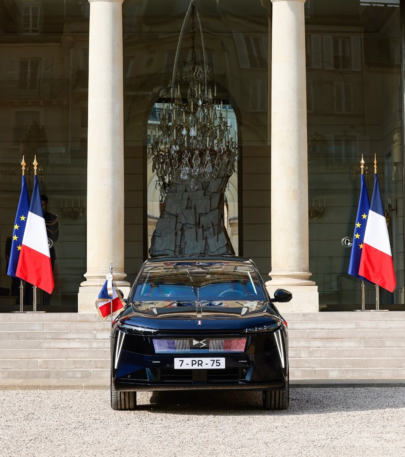 La DS N°7 ÉLYSÉE de face, plaque 7-PR-75, devant l'entrée du Palais de l'Élysée entre les drapeaux français et européens