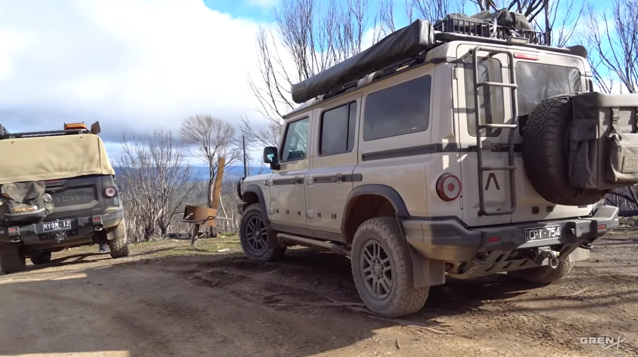Le Grenadier de GrenX garé dans le High Country de Victoria, un autre Grenadier à côté