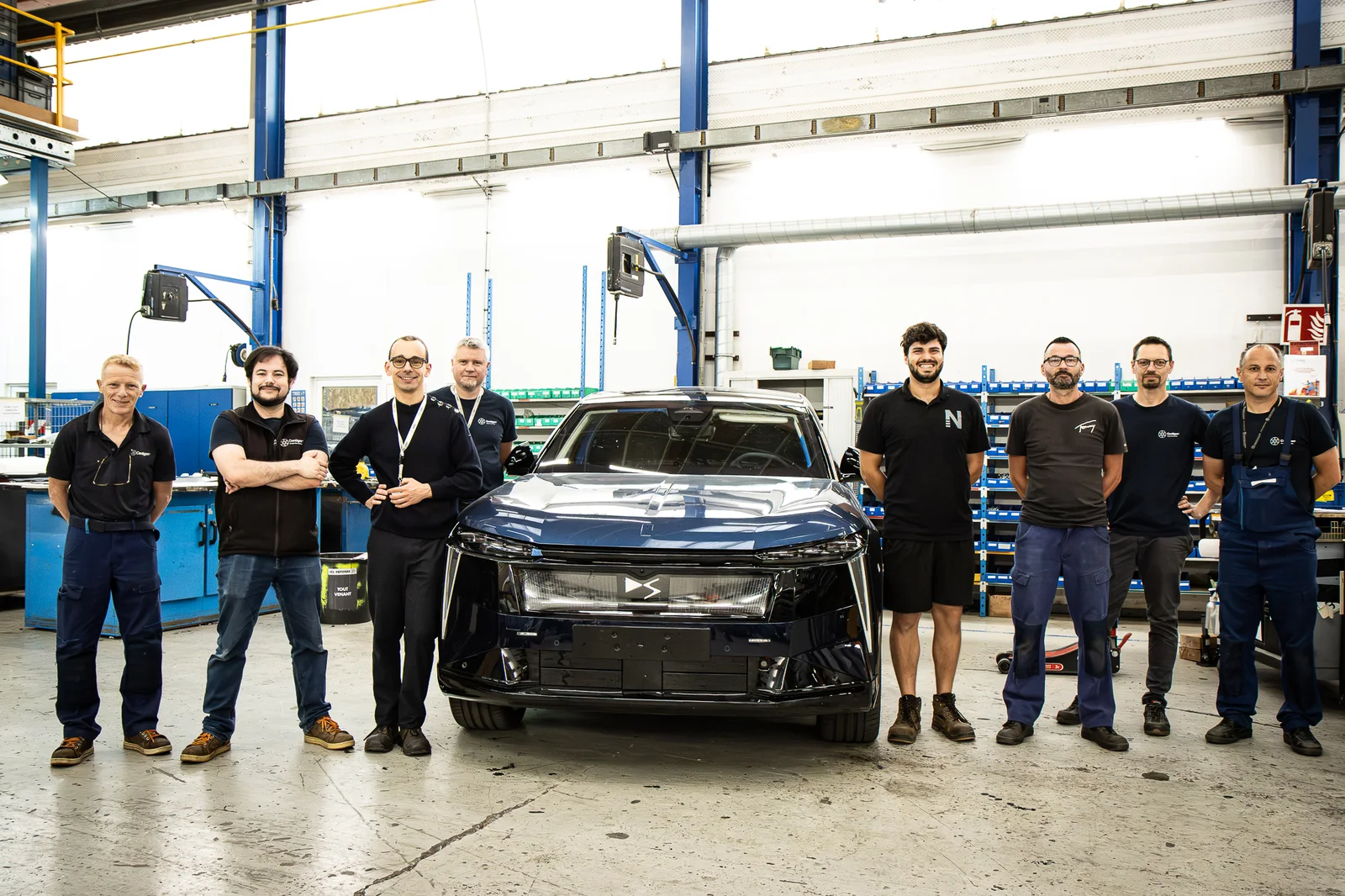 Les équipes de Centigon France et de Nimbus autour de la DS N°7 ÉLYSÉE dans l'atelier Centigon