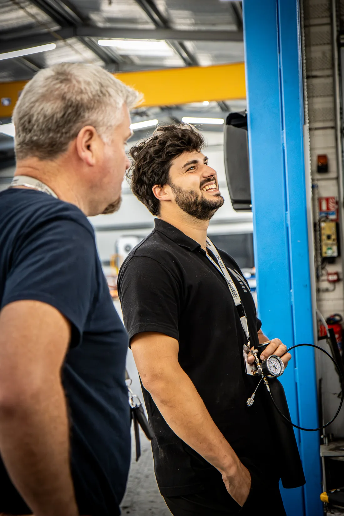 Les équipes Nimbus et Centigon dans l'atelier, manomètre à la main