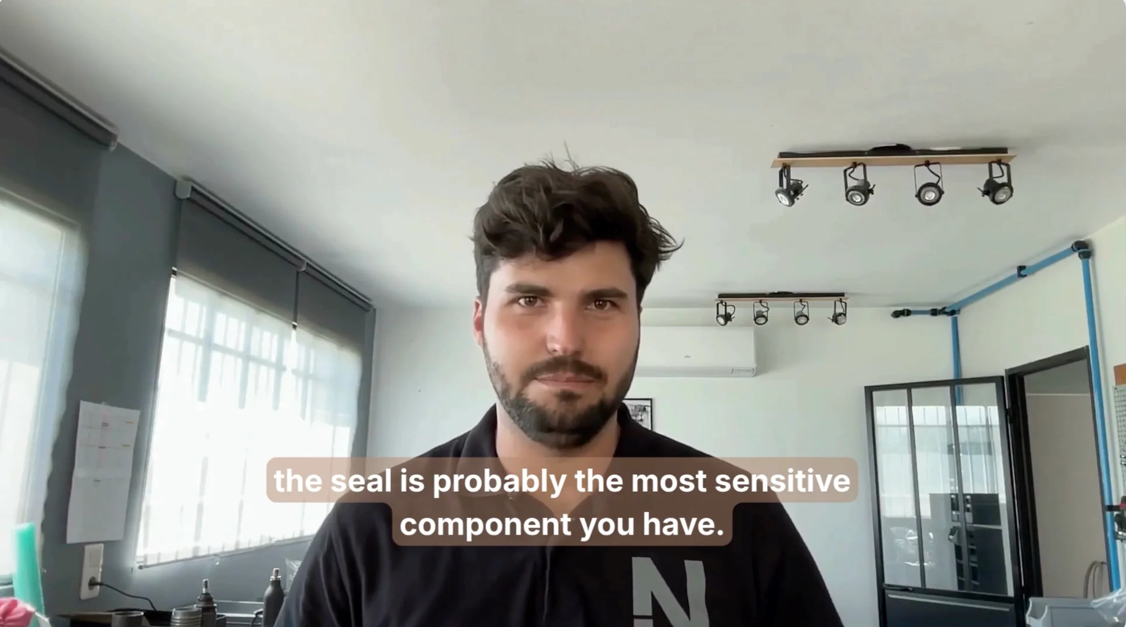 Sebastian Hänssler présente le système d'étanchéité conçu pour les suspensions Nimbus