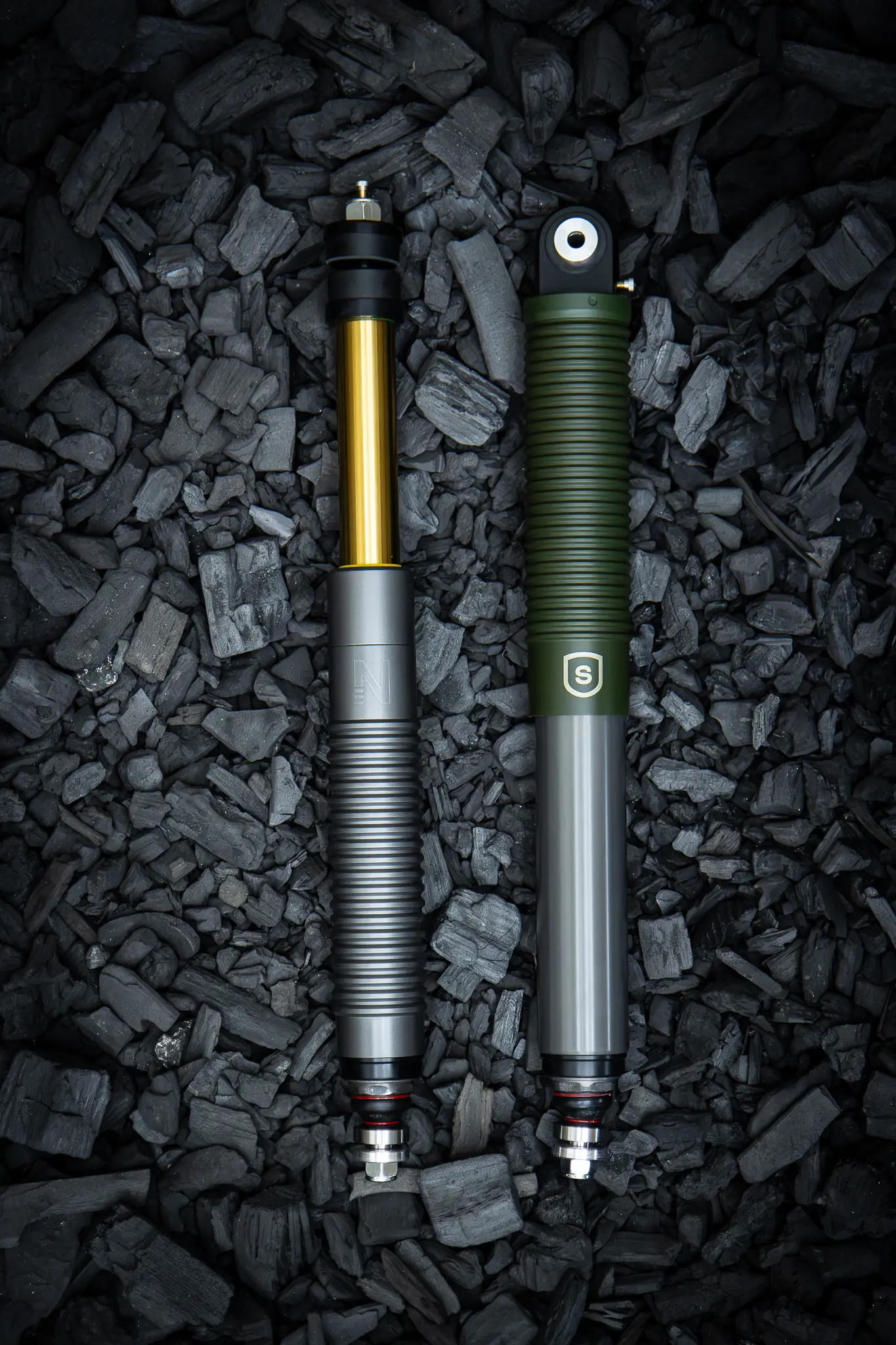 Nimbus Erebus Squire Edition — deux combinés sur fond de charbon
