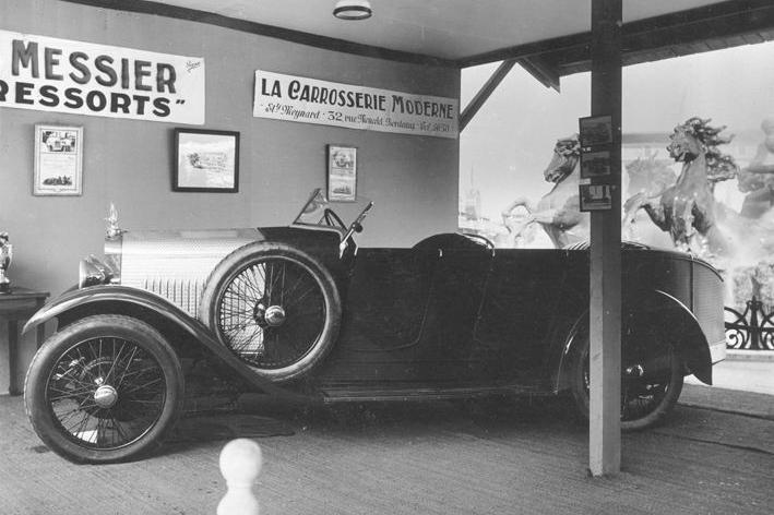 Voiture sans ressort de George Messier au showroom La Carrosserie Moderne