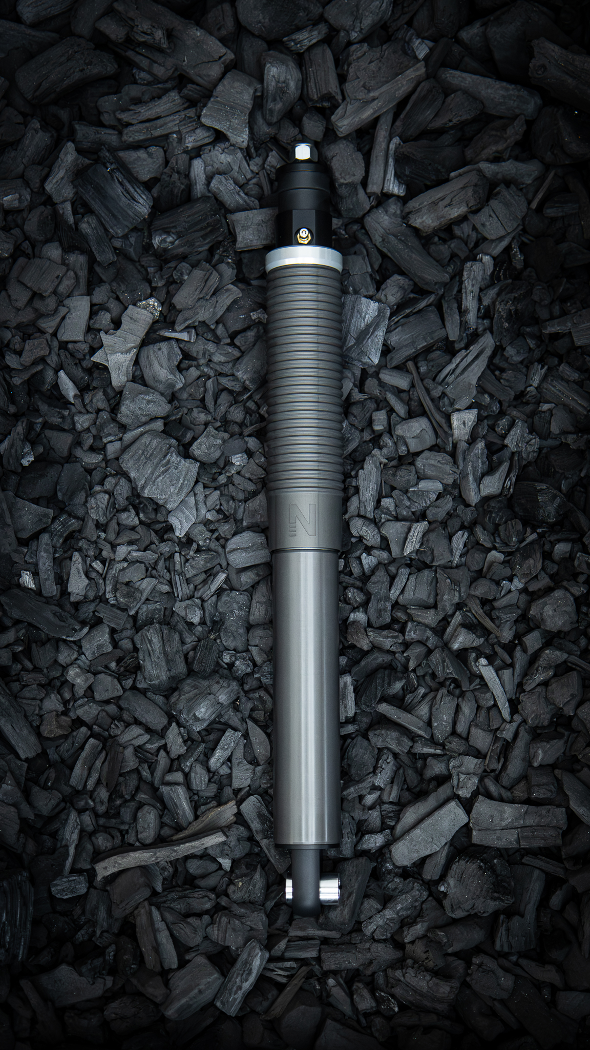 Combiné oléopneumatique Nimbus Erebus, corps bronze et noir sur fond charbon