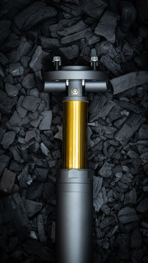 Combiné oléopneumatique Nimbus Goliath V2 avec tige piston TiN dorée sur fond charbon