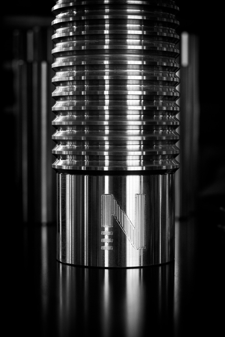 Détail d'un corps d'unité Nimbus usiné, marqué du monogramme N